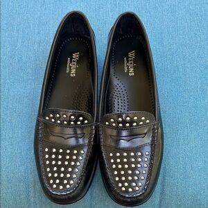 G.H. Bass & Co. Women's Wayfarer V Chrome Studded Black Leather Loafers size 6M